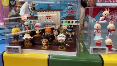 Şirin gizemli kutu ya da Pop Mart 'ın sevimli karakteri Labubu' nun kör kutusu canavar serileri yeni labubu salınımı sırasında güzel beyaz raflarda sergileniyor.