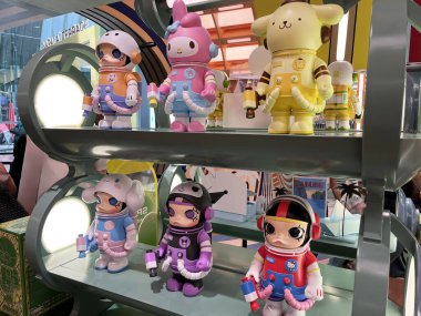 Sanat oyuncakları mega uzay Molly koleksiyonu Pop Mart 'ın kör kutusundan toplanabilir sevimli oyuncaklar Hong Kong sanatçı tasarımı Noel tanıtım etkinliği labubu sırasında Popmart mağazasında güzel tasarım rafında sergilenir