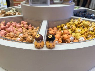 Labubu, Molly, Kafatası Pandası ve diğer sevimli pop fasulyesi oyuncakları, Labubu tanıtım sırasında yeni sanat oyuncağı hediye etkinliği sırasında Popmart mağazasının güzel raflarında sergileniyor.