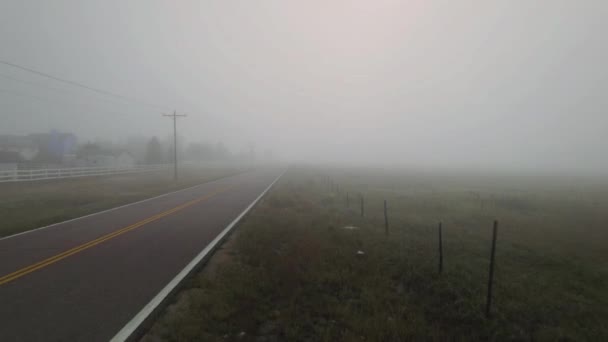Flying Thick Fog Damp Fall Day Apresenta Uma Vista Drone — Vídeo de Stock