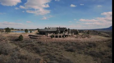 Bir Cliff Top House 'un arkasındaki insansız hava aracı, Colorado' daki bir uçurumun tepesindeki multi milyon dolarlık bir evin arkasında uçan bir dronun görüntüsünü sunuyor..