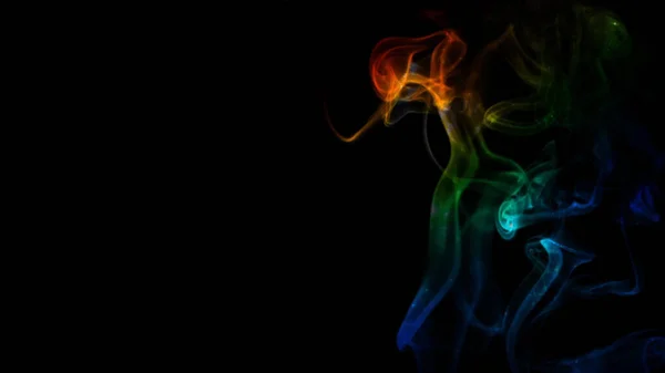 Duhový Kouř Kadeře Černém Pozadí Rysy Kouře Stoupající Vzdouvající Duhovými — Stock fotografie