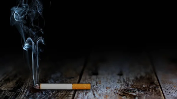 Ölüm Masası Tepesi Arka Planı Sigaranın Ucundan Yükselen Dumanla Kırsal — Stok fotoğraf