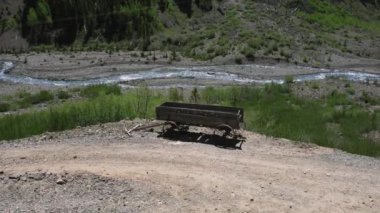 Terk edilmiş Cart Metal Tekerlekleri Hava Görüntüleme Animasyonu Colorado 4K, Animas Forks Hayalet Kasabası yakınlarında metal tekerlekleri olan terk edilmiş ahşap bir arabanın hava aracı görüntüsünü içeriyor..