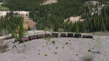 Kızıl Dağ yakınlarındaki terk edilmiş maden arabaları 1. Colorado 4K Kızıl Dağ yakınlarındaki terk edilmiş maden vagonlarını gösteren hava aracı görüntüsü var..