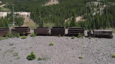 Red Mountain Colorado yakınlarındaki terk edilmiş 2 maden vagonunda Red Mountain Colorado yakınlarındaki terk edilmiş maden vagonlarının hava aracı görüntüsü var..