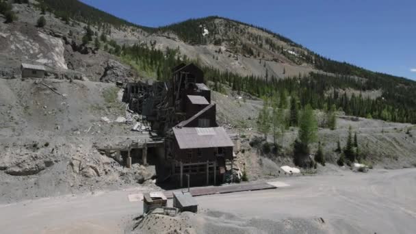 放棄された鉱山工場近くの空中ビュー1 Monarch Colorado 4Kは モナークスキーエリア近くの急なドロップオフ近くに放棄された工場の空中ドローンを間近で見ることができます — ストック動画