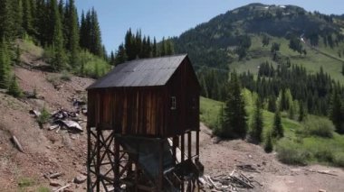 Terk Edilmiş Maden Kulübesi Havacılık Manzarası Silverton Colorado 4K Silverton Colorado yakınlarındaki terk edilmiş bir maden barakasının hava aracı görüntüsü..