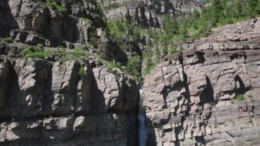 Cascade Şelalesi 'nden uçan İHA 4K Ouray Colorado' daki Cascade Falls 'un tepesinden uçan bir insansız hava aracı görüntüsü sunuyor..