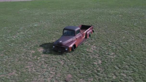 Porzucona Stara Ciężarówka Patelni Około Zawiera Zdjęcie Drona Starej Zardzewiałej — Wideo stockowe