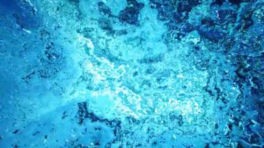 Suyun altında Soyut Arkaplan 4K döngüsüne bakıldığında, su altındaki kabarcıklara ya da su altındaki su birikintilerine benzer sıvı hareketler gözlenir..