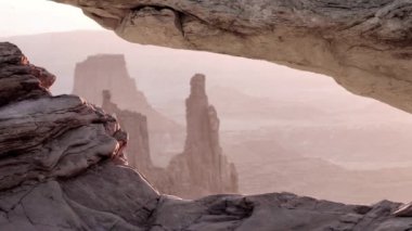 Kaya 'dan Çöl Manzarası' na açılışı Pan 4K, rüzgar ve kum üfleyen kaya ile kameranın soldan sağa hafifçe döndüğü çöl manzarasına sahiptir..