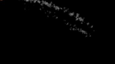 Meteor ve Smoke Trail Zıplayan 4K döngüsü çerçevenin içinde ve dışında dönen bir duman izine sahip düzensiz bir alev göktaşı içerir..