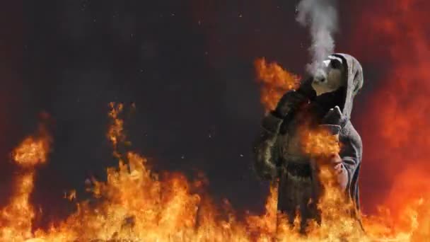 Burning Man Smoke Mouth Pętla Przedstawia Posąg Człowieka Trzymającego Kaptur — Wideo stockowe