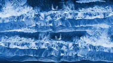 Glassy Water Cascade Arkaplan 4K Döngü özellikleri ve soyut okyanus dalgaları tepeden tırnağa bir döngüyle ekrandan aşağı dökülüyor gibi görünüyor..