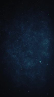 Dikey Mavi Uzay Enkazı 4K Döngüsü parçacık ışıkları, simler ve dumanın dikey orantı döngüsünde girdap oluşturduğu ortam gibi mavi bir boşluk içerir.