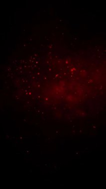 Dikey Kırmızı Parçacıklar ve Siyah Atmosferdeki Duman 4K döngüsünde kırmızı duman ve karanlıktan siyah bir atmosfere akmakta olan parçacıkları dikey dikey bir döngü içinde gösterir..