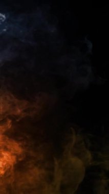 Dikey Gökkuşağı Duman Üfleme ve Kaydırma 4K Döngüsü, dikey oran döngüsünde, soldan sağa doğru gökkuşağı renklerinde soyut bir duman içerir..
