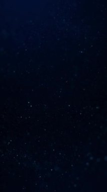 4K döngüsünde dikey Koyu Mavi Parıltı Uçuşu dikey oran döngüsünde gümüş parıltılarla uzayda uçan bir kamera görüntüsü içerir.