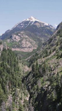 Dikey Uçan Dağ Geçidi Colorado 4K Kızıl Dağ Kolorado yakınlarındaki bir dağ geçidinden batıya doğru uçan bir hava aracı görüntüsü içerir..