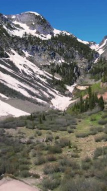 Ouray Colorado yakınlarındaki dağ geçidinde dikey uçan 4K Ouray Colorado yakınlarındaki bir dağ geçidinden güneye uçan bir hava aracı görüntüsü var..