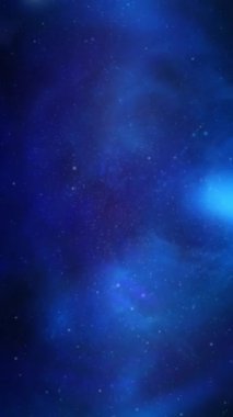 Dikey Derin Mavi Gökada Uçuş Arkaplanı 4K döngüsü uzayda yıldızlarla, parçacıklarla ve bulutlarla uçan bir kamera görüntüsünü görüntüler, dikey oran döngüsü içinde mavi bir atmosferde izleyiciye doğru gelir..