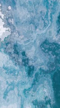 Dikey Okyanus Soyut Sıvı Hareketi 4K Döngüsü, bir havuzda veya suda bulunan nedensellere dikey oranla benzer sıvı hareketine sahiptir..