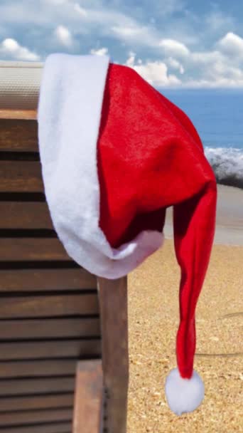 Plajda Dikey Noel Baba Şapkası Noel Baba Şapkalı Bir Plaj — Stok video
