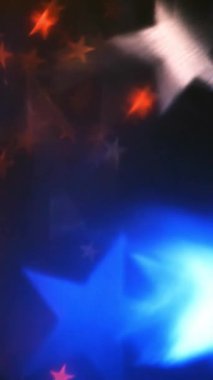 Dikey Americana Star Flow One 4K döngüsünde ekranda çeşitli boyutlarda kırmızı, beyaz ve mavi yıldızlar soyut birleşik dikey orantılı bir döngü içinde yüzerler..