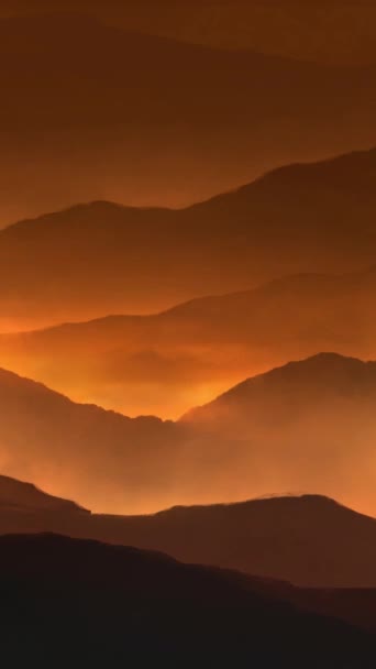 Vertical Fire Mountain Mist Loop Features Mountain Ranges Golden Glow — Vídeo de stock