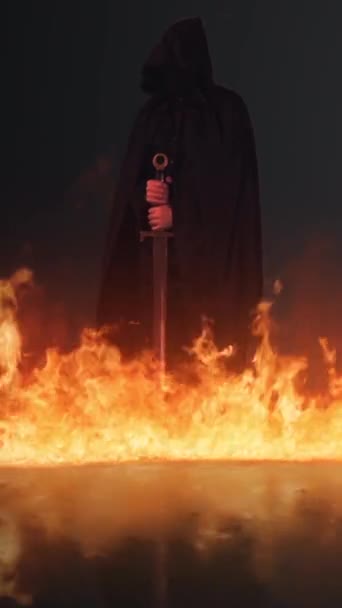 Vertical Fire Blazing Dark Figure Sword Zeigt Eine Feuerlinie Die — Stockvideo