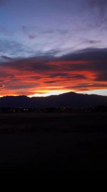 Dikey Sunset Over Pikes Peak Colorado Timelapse 4K Rocky Dağları 'ndaki Pikes Zirvesi üzerinde çok güzel bir günbatımına sahiptir..