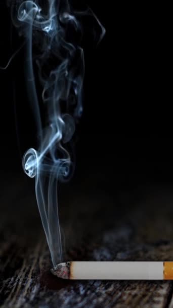 Vertical Smoke Death Tabletop Features Cigarette Lying Rustic Wooden Table — Vídeo de stock