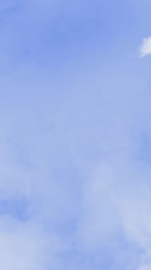 Gökyüzü Kaydırma 4K döngüsünde dikey Dünya Haritası Bulutları ekranın bir tarafından gelen ve diğer tarafından dikey oranda giden bulutların dünya haritasını içerir.