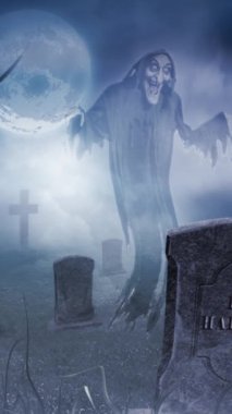 Ay Işığı 'ndaki dikey Karanlık Mezarlık 4K' da bir mezarlıkta sisli bir şekilde yüzen karanlık bir hayalet var..
