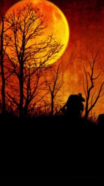 Dikey Mezarlık Günbatımı Arkaplan 4K arka planda turuncu bir günbatımı ile bir mezarlık üzerinde uçan yarasalar, hareket eden bulutlar, duman ve zombiler dikey oranda yürür.