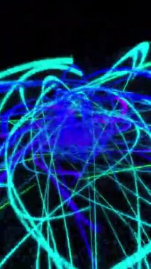 Dikey Sicim Teorisi Soyut Uçuş 4K döngüsü, dikey dikey oran döngüsünde izleyiciye doğru gelen çok renkli iplikler veya dizgiler içerir.