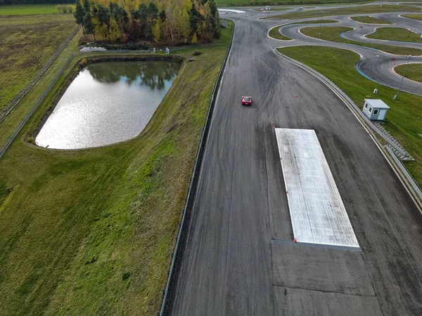 Luksus Bil Racerbane Som Set Fra Oven Fra Drone - Stock-foto