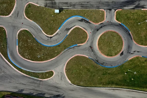 Vista aérea da pista de kart durante a corrida vários karts de corrida  competem em uma pista especial