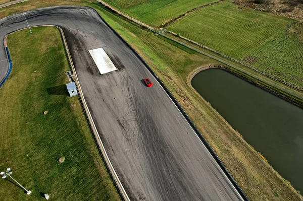 Luksus Bil Racerbane Som Set Fra Oven Fra Drone - Stock-foto