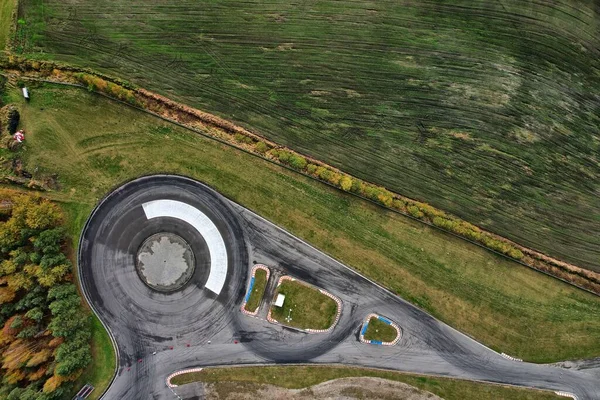 Luksusowy Tor Wyścigowy Jak Widać Góry Drona — Zdjęcie stockowe