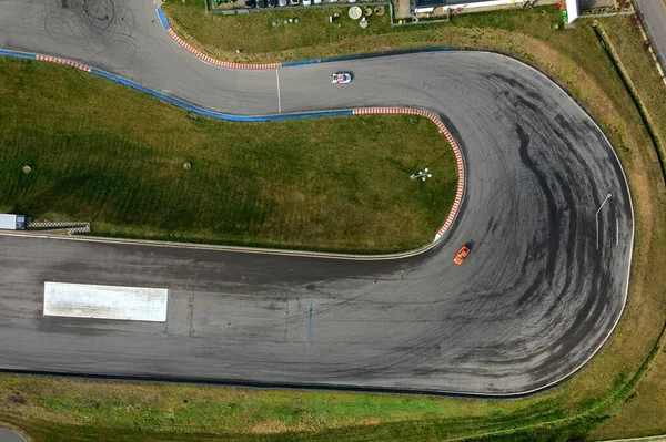 Vista aérea da pista de kart durante a corrida vários karts de corrida  competem em uma pista especial