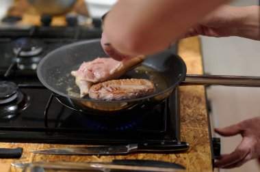Bir aşçıyla aşçılık atölyesi. Malzemelerin hazırlanması, gaz ocağında yemek pişirilmesi.