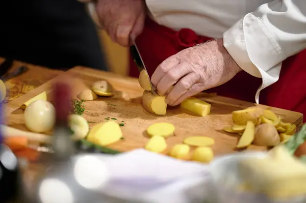 Bir aşçıyla aşçılık atölyesi. Malzemelerin hazırlanması, gaz ocağında yemek pişirilmesi.