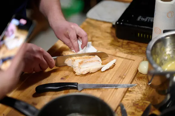 Bir aşçıyla aşçılık atölyesi. Malzemelerin hazırlanması, gaz ocağında yemek pişirilmesi.