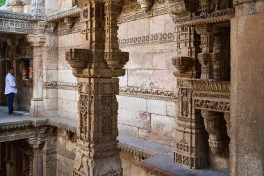 Adalaj Stepwell Hindistan 'ın tarihi kuyusu