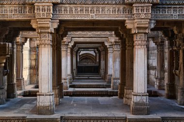 Adalaj Stepwell Hindistan 'ın tarihi kuyusu