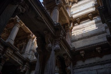 Adalaj Stepwell Hindistan 'ın tarihi kuyusu