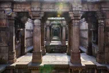 Adalaj Stepwell Hindistan 'ın tarihi kuyusu