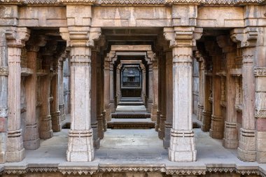 Adalaj Stepwell Hindistan 'ın tarihi kuyusu